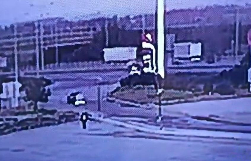 Ticari araç bariyerlere ok gibi saplandı: 2 kişinin hayatını kaybettiği feci kaza kamerada
