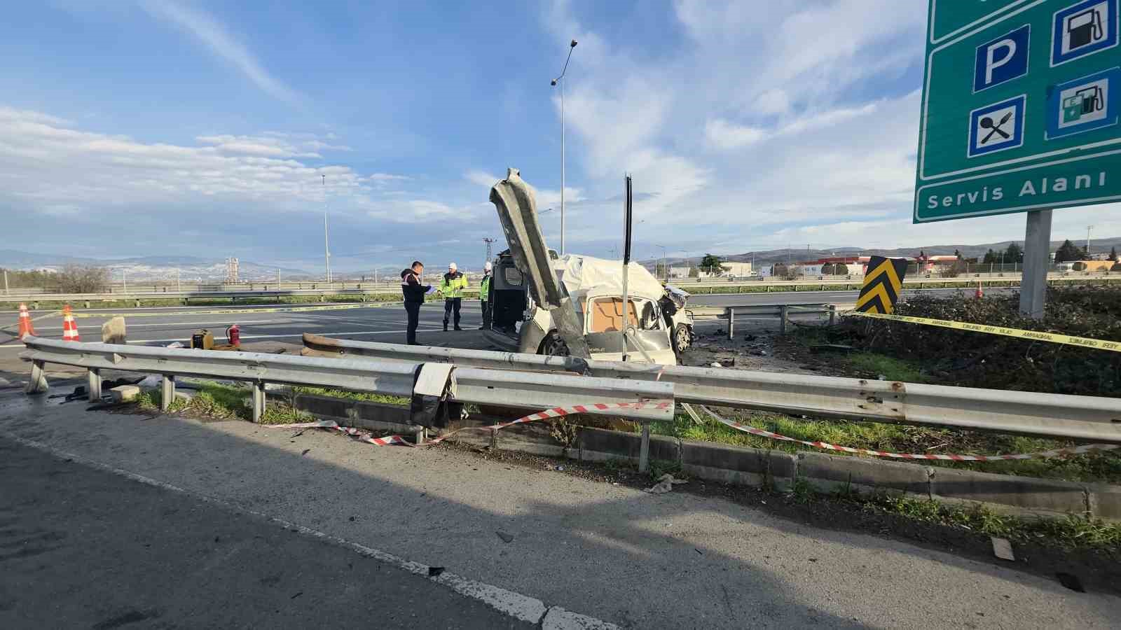 Ticari araç bariyerlere ok gibi saplandı: 2 kişinin hayatını kaybettiği feci kaza kamerada
