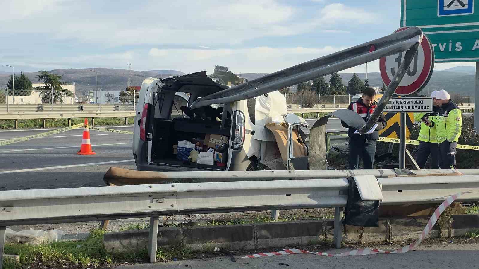 Ticari araç bariyerlere ok gibi saplandı: 2 kişinin hayatını kaybettiği feci kaza kamerada
