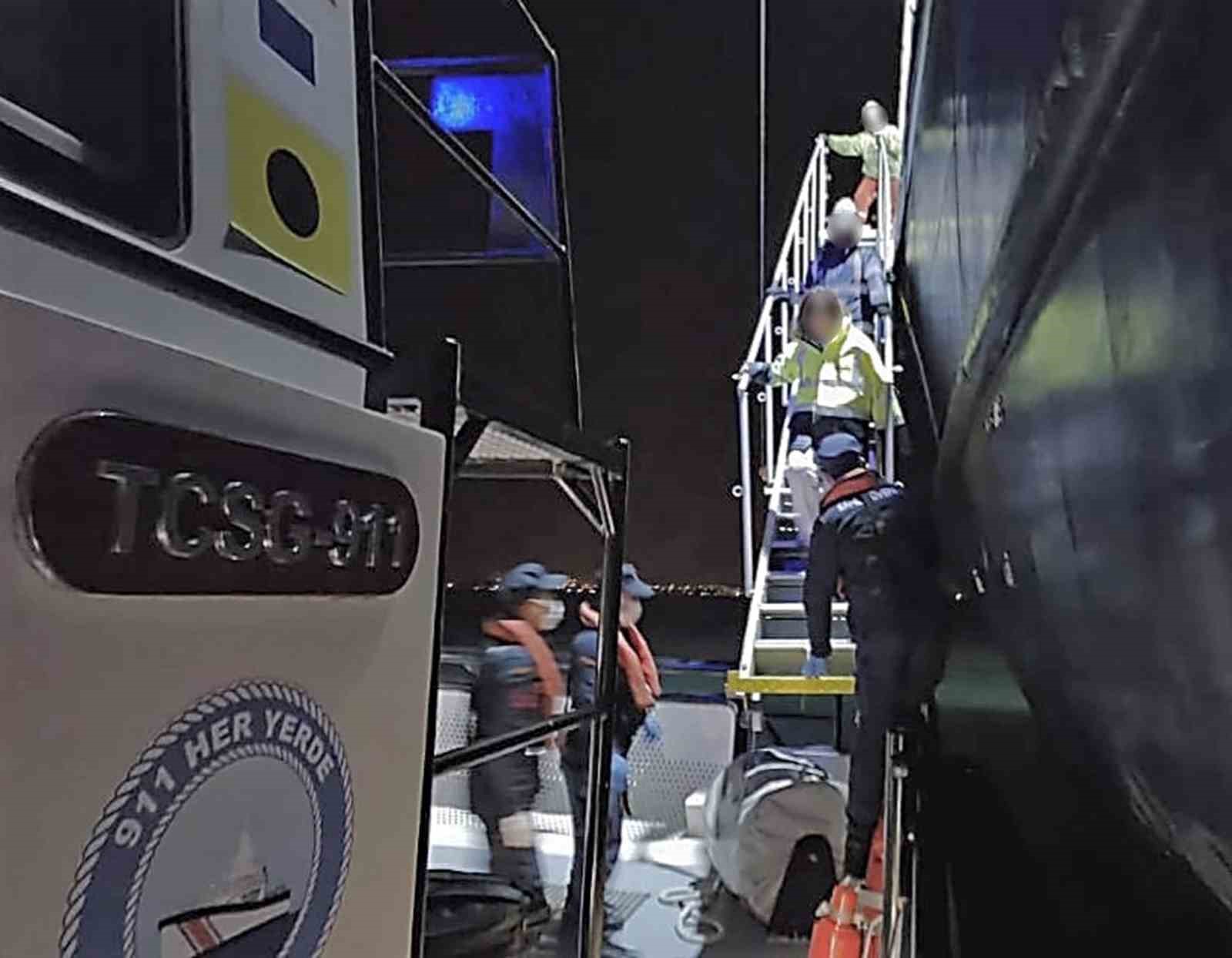 Ticari gemide yaralanan vatandaşa tıbbi tahliye
