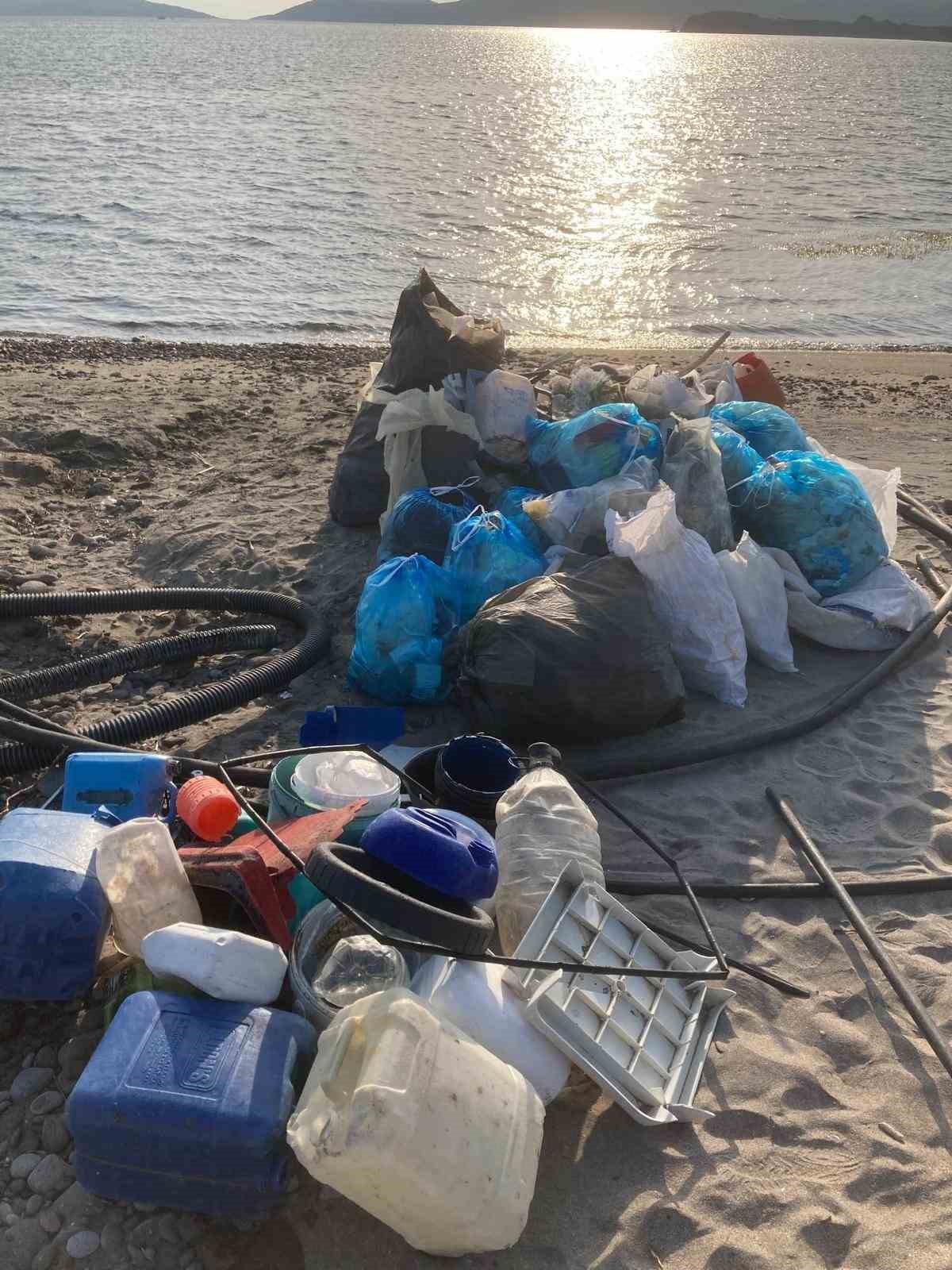 Tilkişen otu toplamaya gittiler, koyu temizlediler

