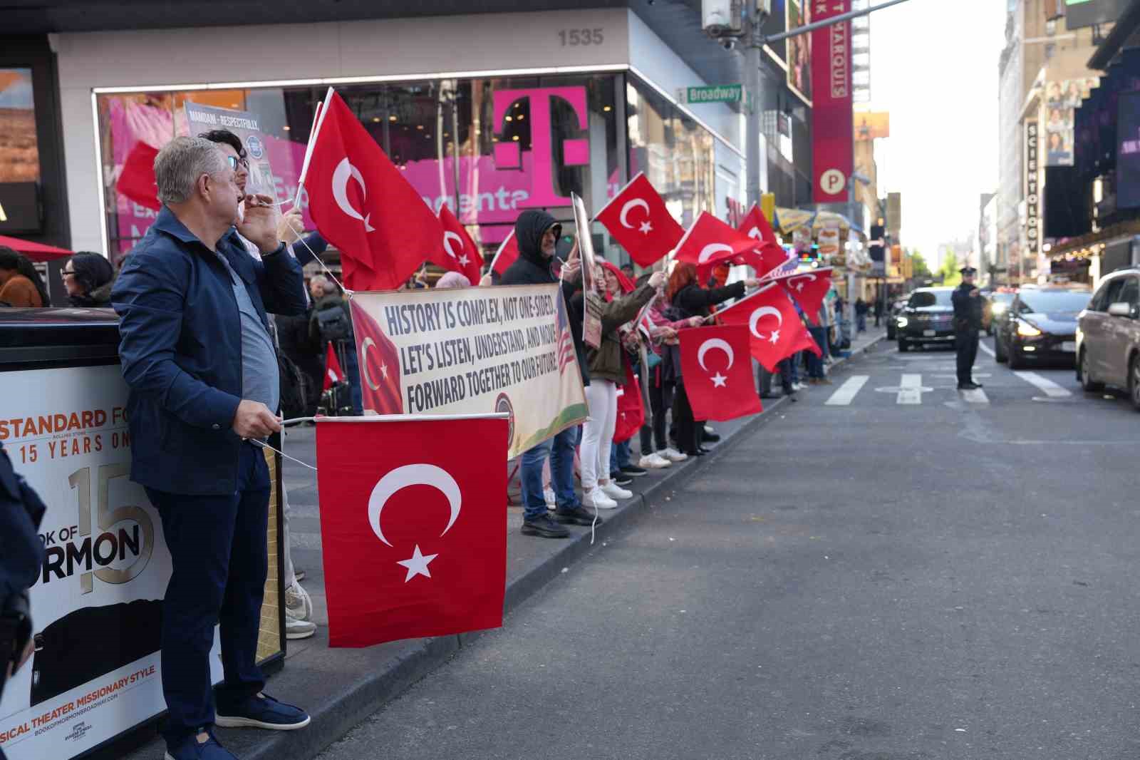 Times Meydanı’nda Ermeni yalanı protestosu
