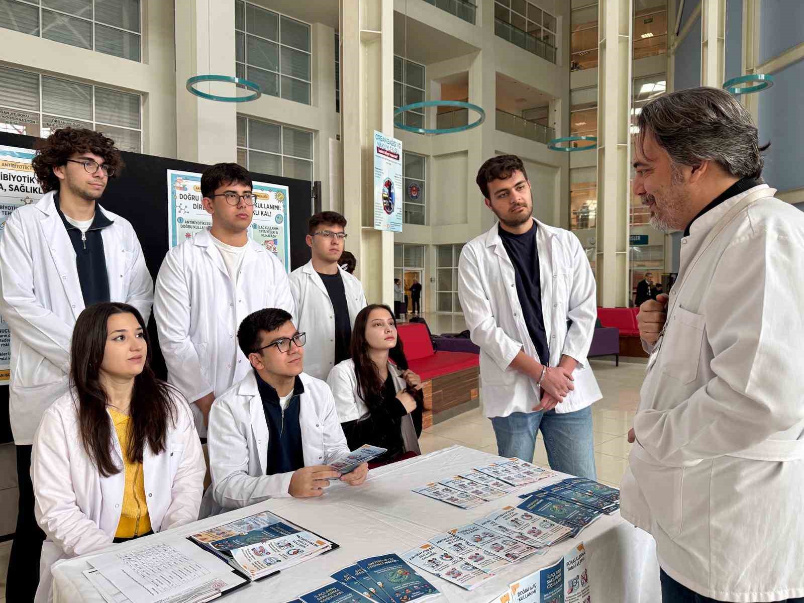 Tıp Fakültesi öğrencileri antibiyotik kullanımı hakkında bilgilendirdi
