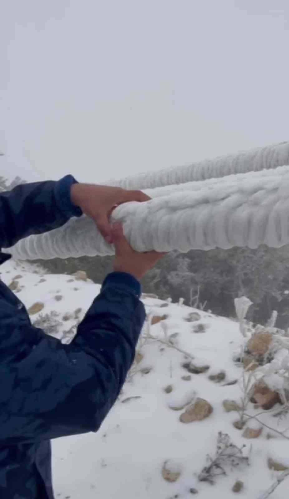 Tipi onlarca elektrik direğini yıktı, buzla kaplanan iletim hatları ekiplerce temizlendi
