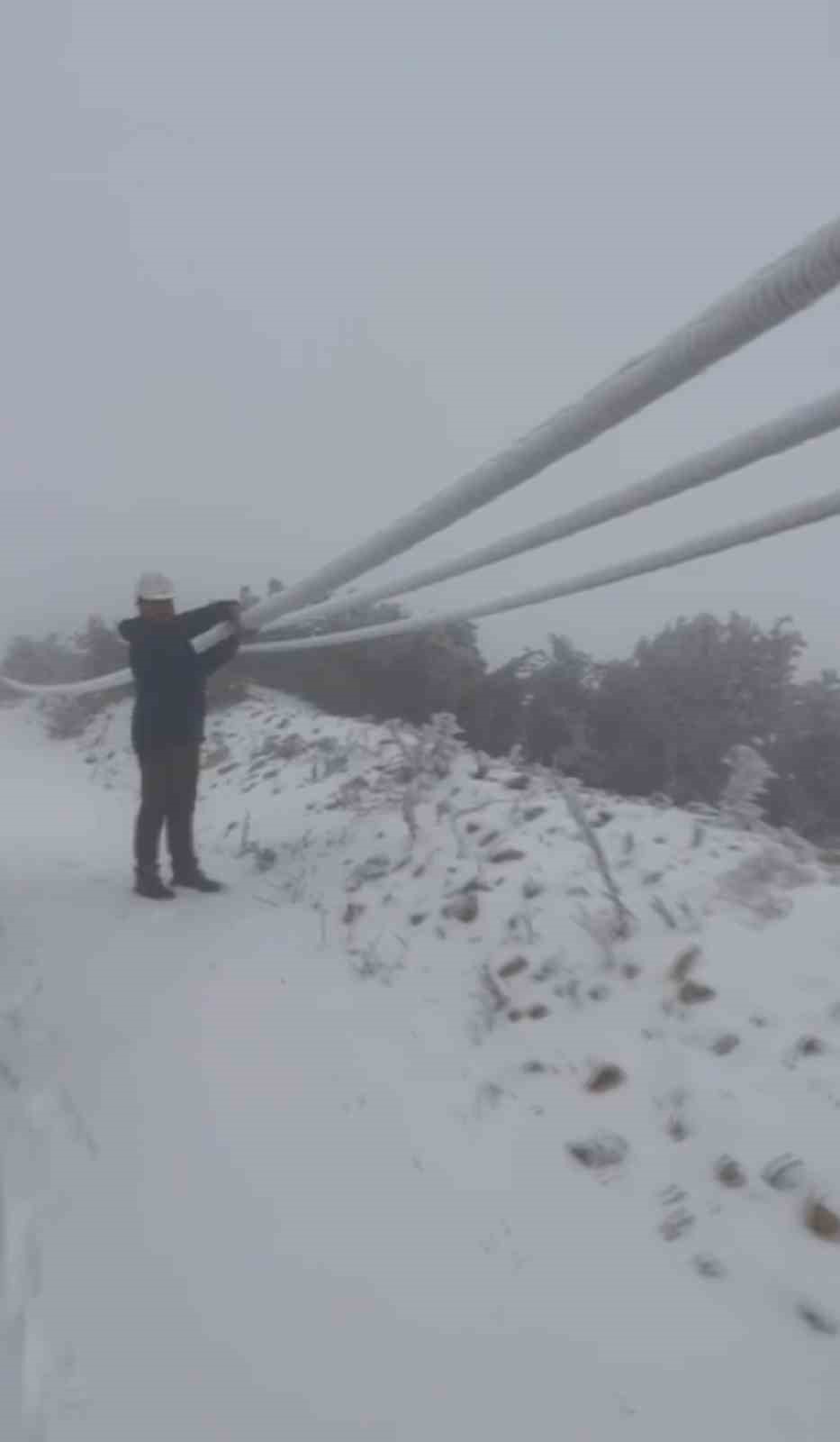 Tipi onlarca elektrik direğini yıktı, buzla kaplanan iletim hatları ekiplerce temizlendi
