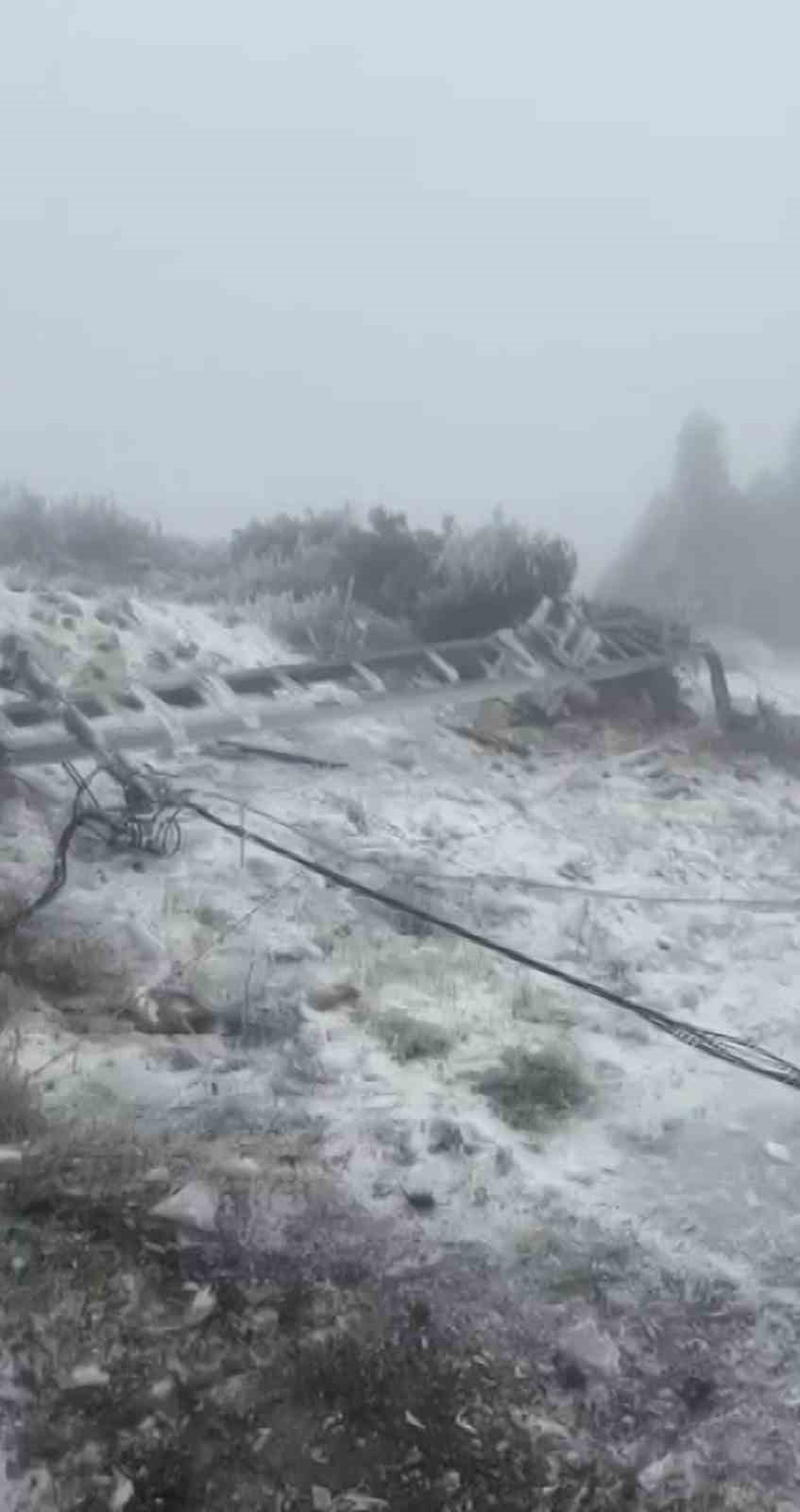 Tipi onlarca elektrik direğini yıktı, buzla kaplanan iletim hatları ekiplerce temizlendi
