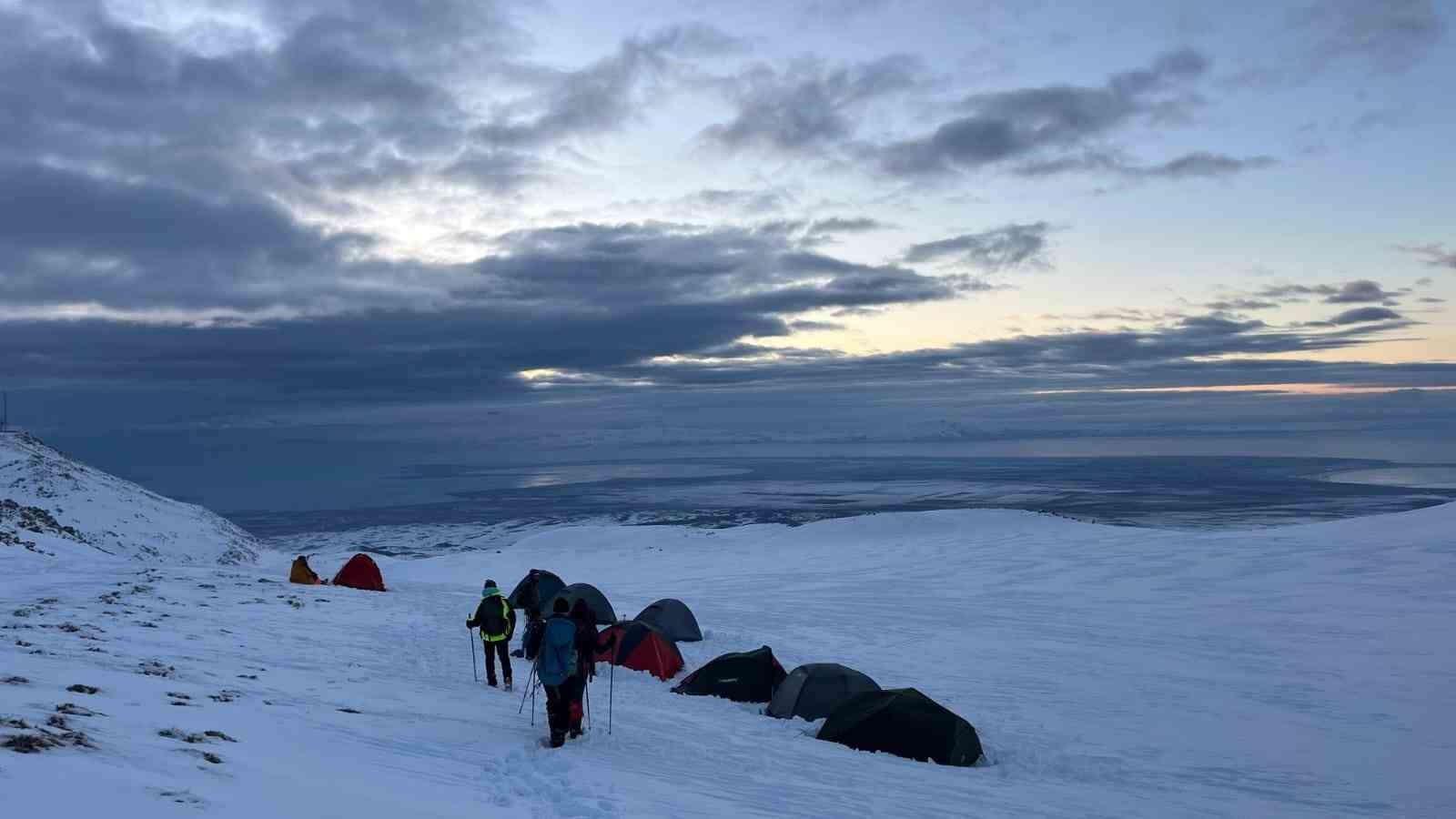 Tipi ve kar yağışı zirve tırmanışına izin vermedi
