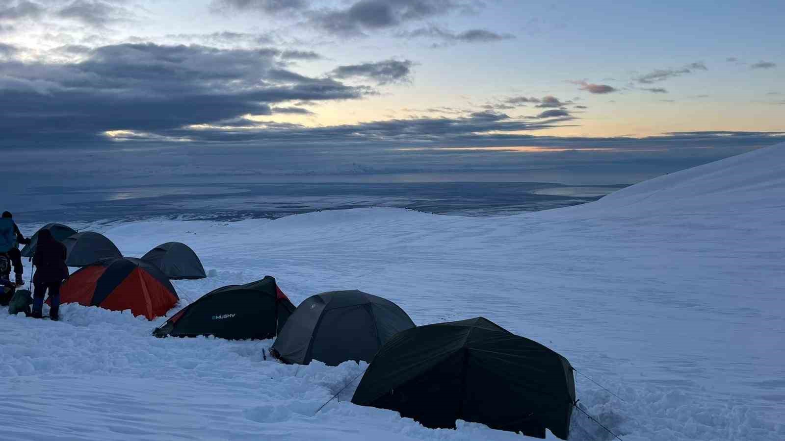 Tipi ve kar yağışı zirve tırmanışına izin vermedi
