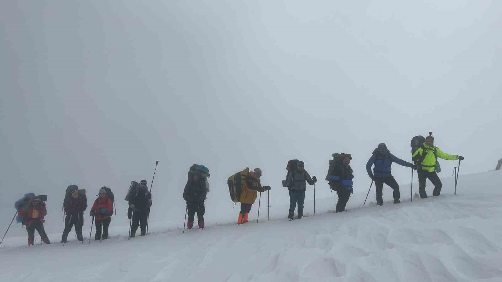 Tipi ve kar yağışı zirve tırmanışına izin vermedi
