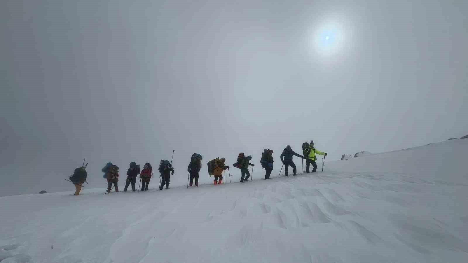 Tipi ve kar yağışı zirve tırmanışına izin vermedi
