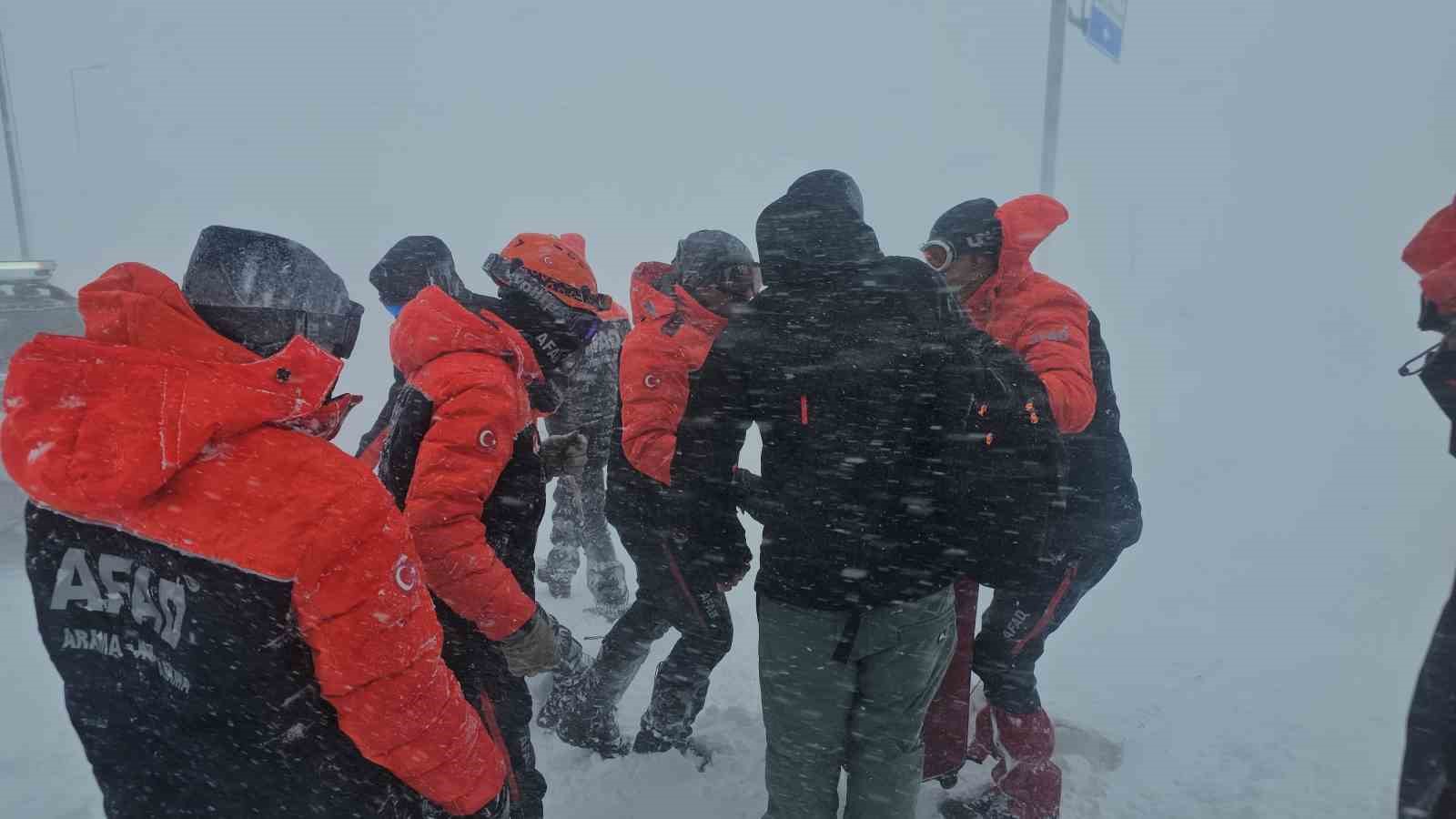 Tipide araçlarıyla mahsur kalan vatandaşları AFAD ekipleri kurtardı
