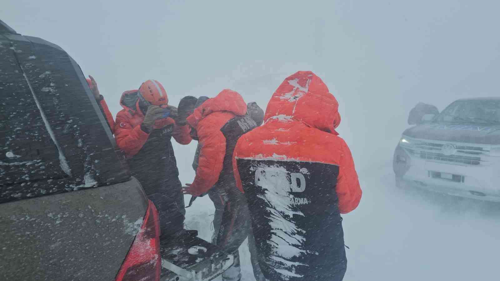 Tipide araçlarıyla mahsur kalan vatandaşları AFAD ekipleri kurtardı
