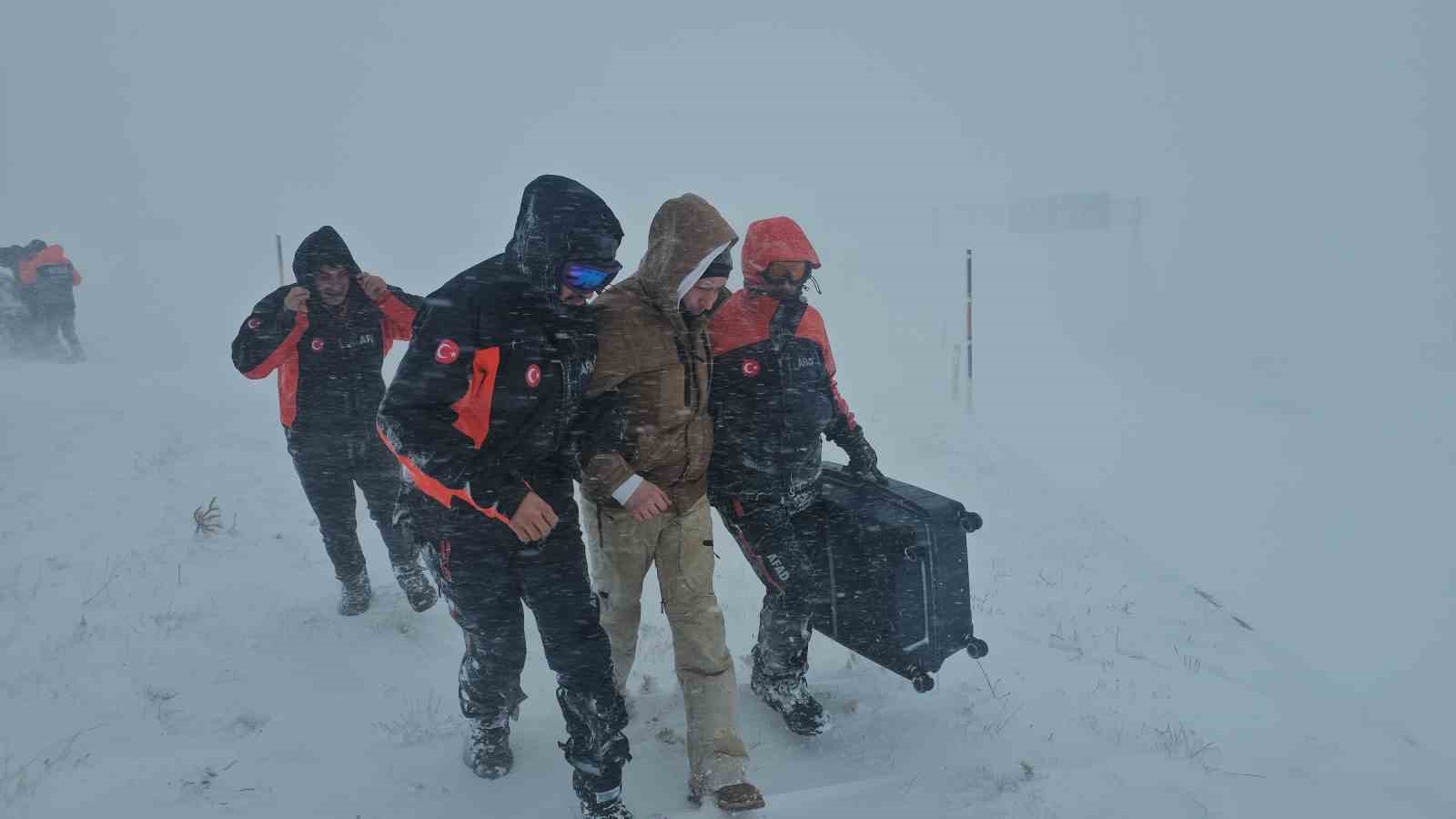 Tipide araçlarıyla mahsur kalan vatandaşları AFAD ekipleri kurtardı
