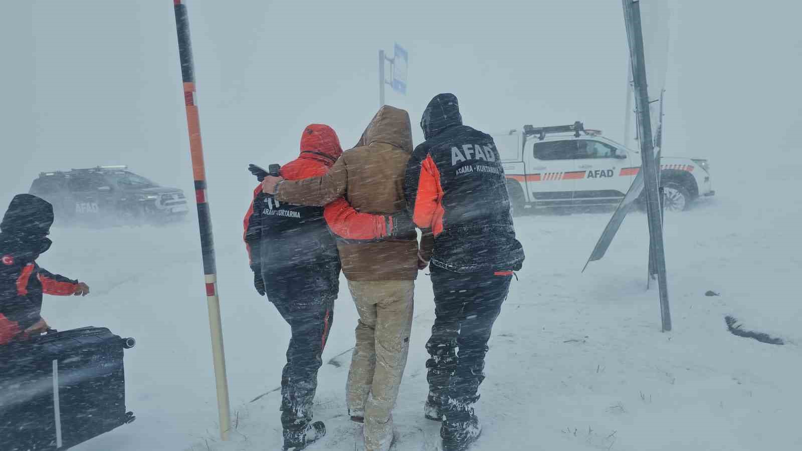 Tipide araçlarıyla mahsur kalan vatandaşları AFAD ekipleri kurtardı
