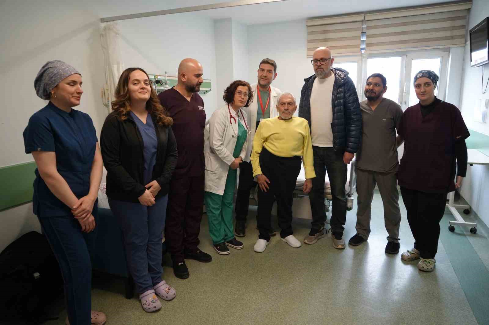 Tıpta nadir vaka: Eğri göğüs kafesi ve skolyoza rağmen kalbi saatlerce durdurularak hayata döndürüldü
Tıpta nadir vaka: Eğri göğüs kafesi ve skolyoza rağmen kalbi saatlerce durdurularak hayata döndürüldü