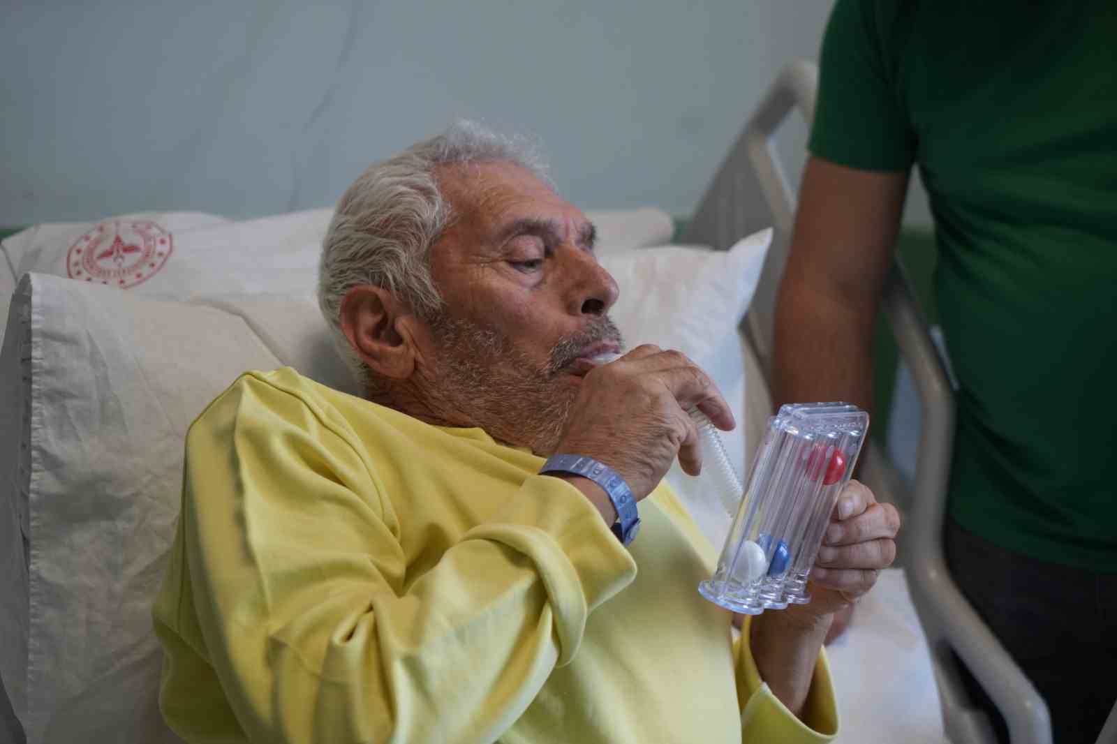 Tıpta nadir vaka: Eğri göğüs kafesi ve skolyoza rağmen kalbi saatlerce durdurularak hayata döndürüldü
Tıpta nadir vaka: Eğri göğüs kafesi ve skolyoza rağmen kalbi saatlerce durdurularak hayata döndürüldü