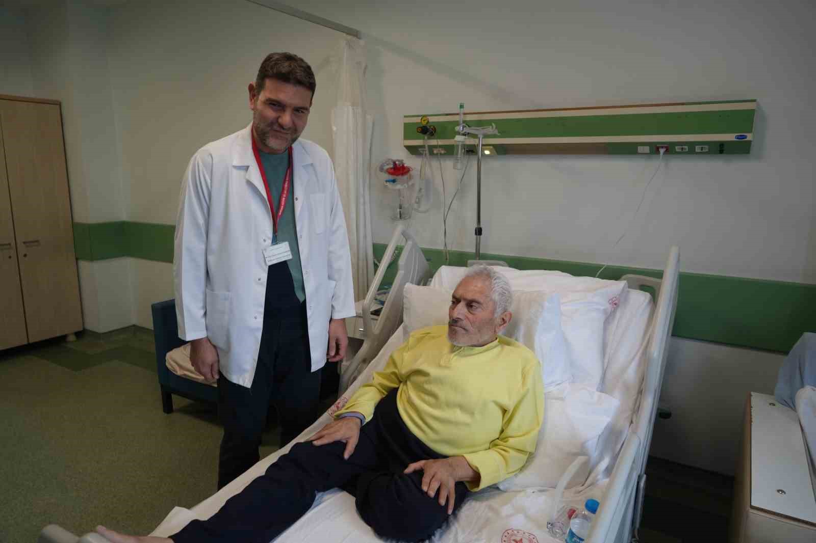 Tıpta nadir vaka: Eğri göğüs kafesi ve skolyoza rağmen kalbi saatlerce durdurularak hayata döndürüldü
Tıpta nadir vaka: Eğri göğüs kafesi ve skolyoza rağmen kalbi saatlerce durdurularak hayata döndürüldü