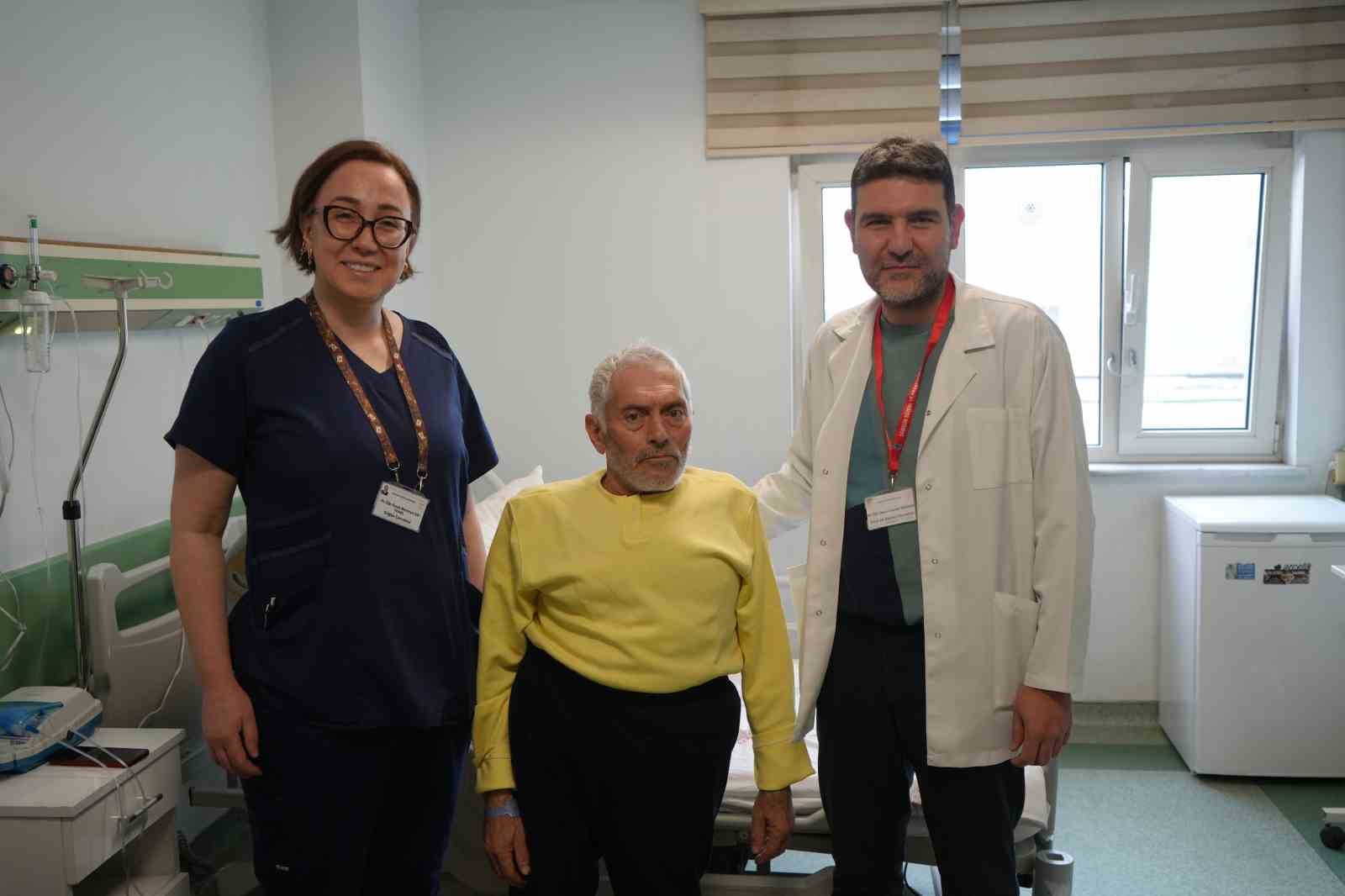 Tıpta nadir vaka: Eğri göğüs kafesi ve skolyoza rağmen kalbi saatlerce durdurularak hayata döndürüldü
Tıpta nadir vaka: Eğri göğüs kafesi ve skolyoza rağmen kalbi saatlerce durdurularak hayata döndürüldü