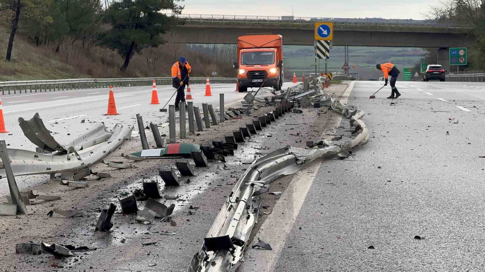 Tır bariyerleri kağıt gibi ezdi
