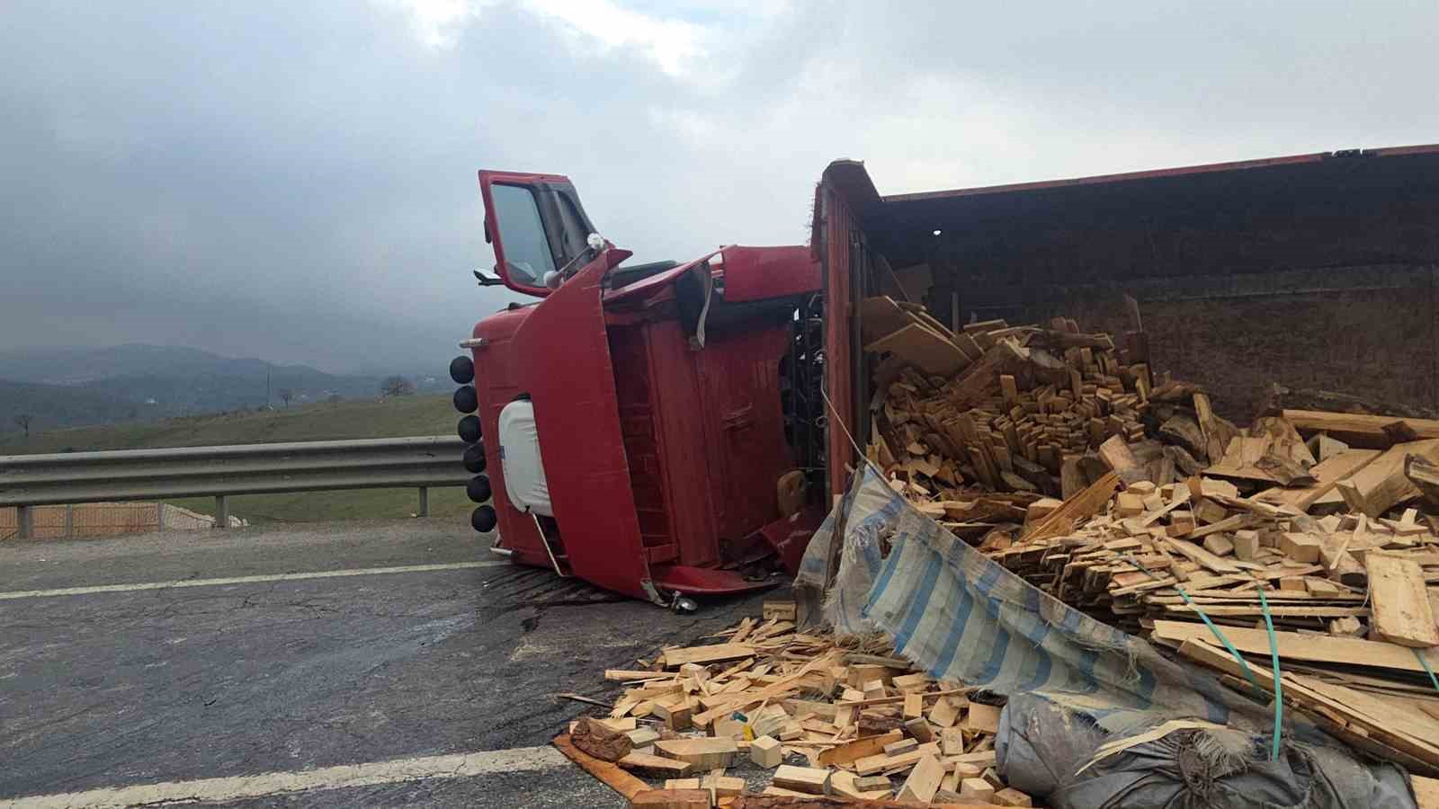 Tır devrildi: Bursa yolu ulaşıma kapandı
