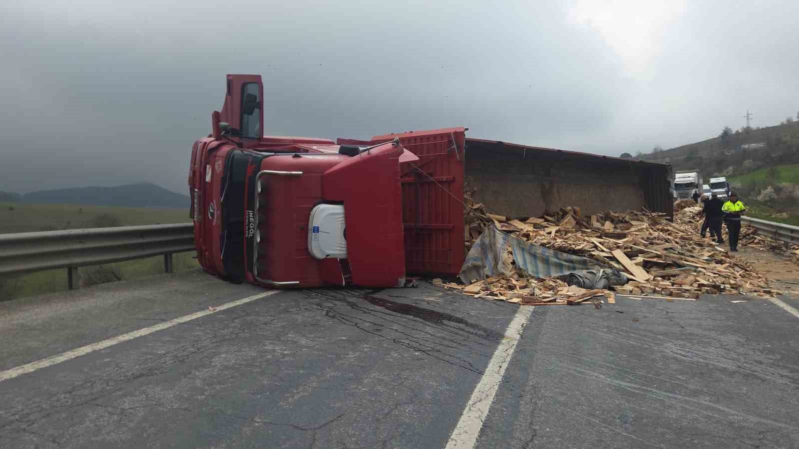 Tır devrildi: Bursa yolu ulaşıma kapandı
