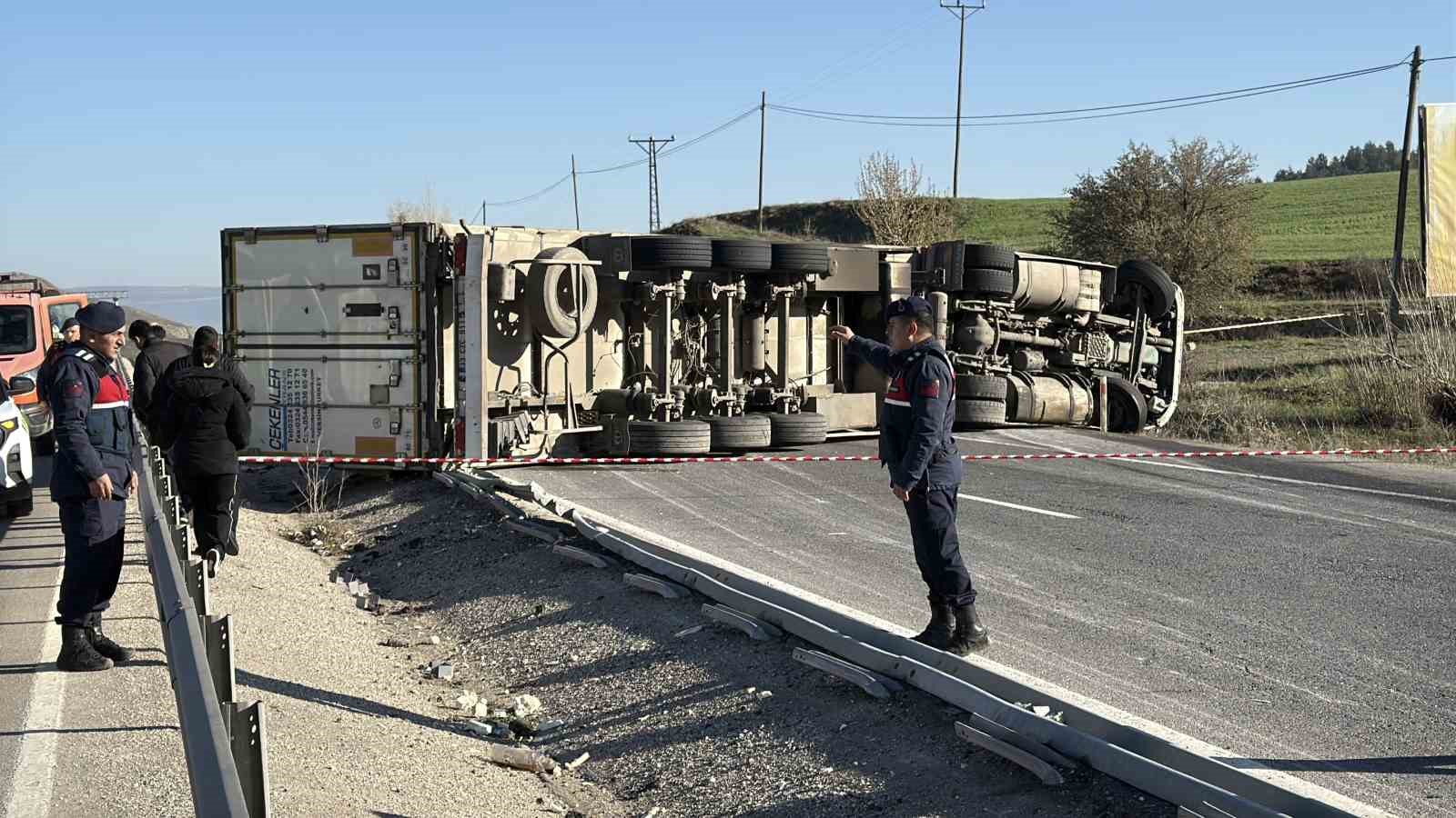 Tır devrildi, Kayseri-Sivas yolunda uzun araç kuyruğu oluştu
