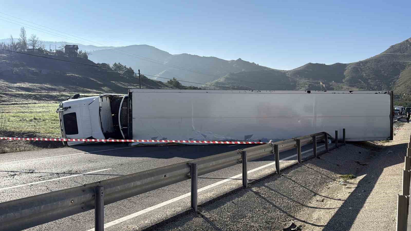 Tır devrildi, Kayseri-Sivas yolunda uzun araç kuyruğu oluştu
