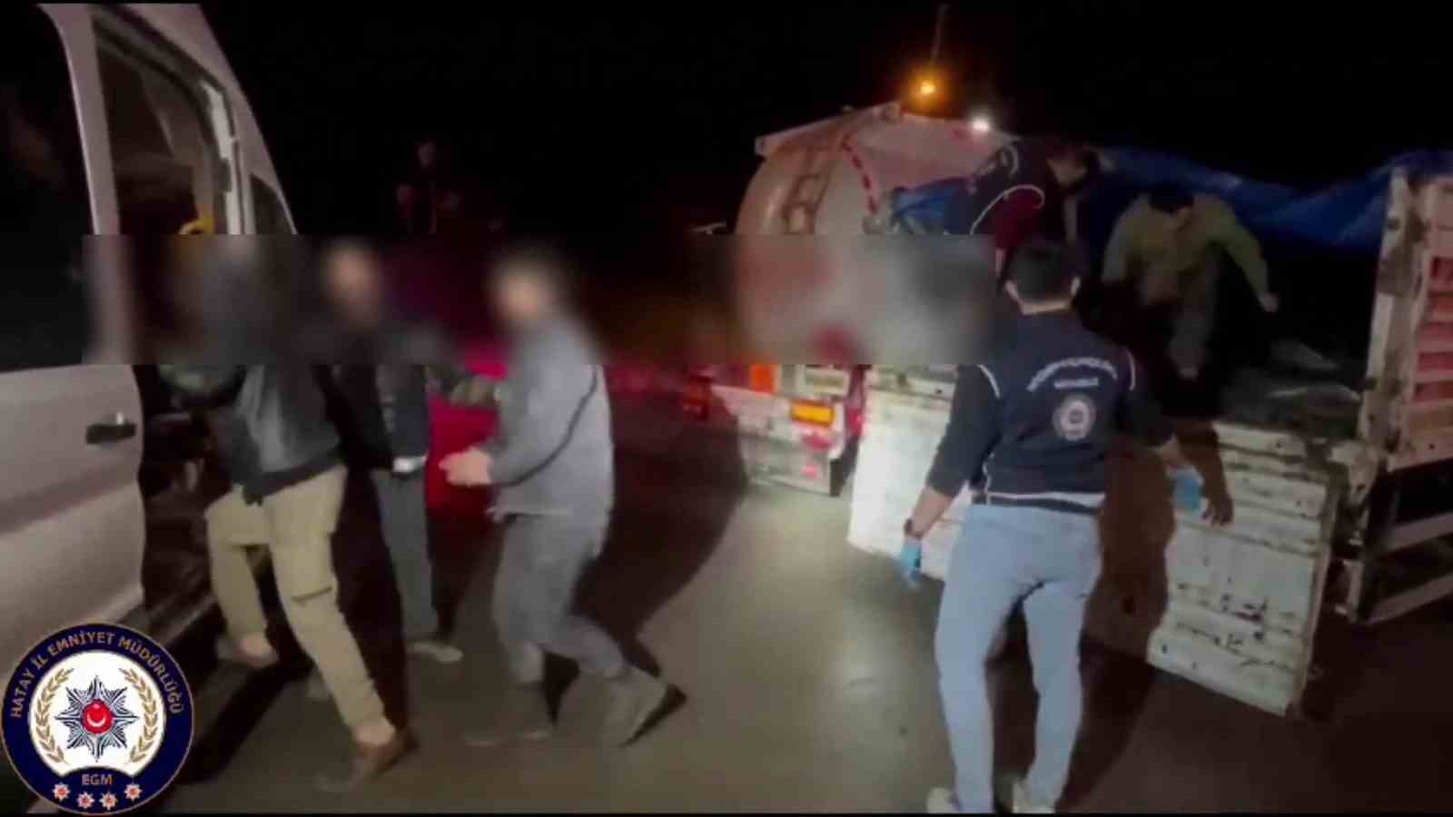 Tır dorsesinde branda altında saklanan 12 kaçak göçmen yakalandı
