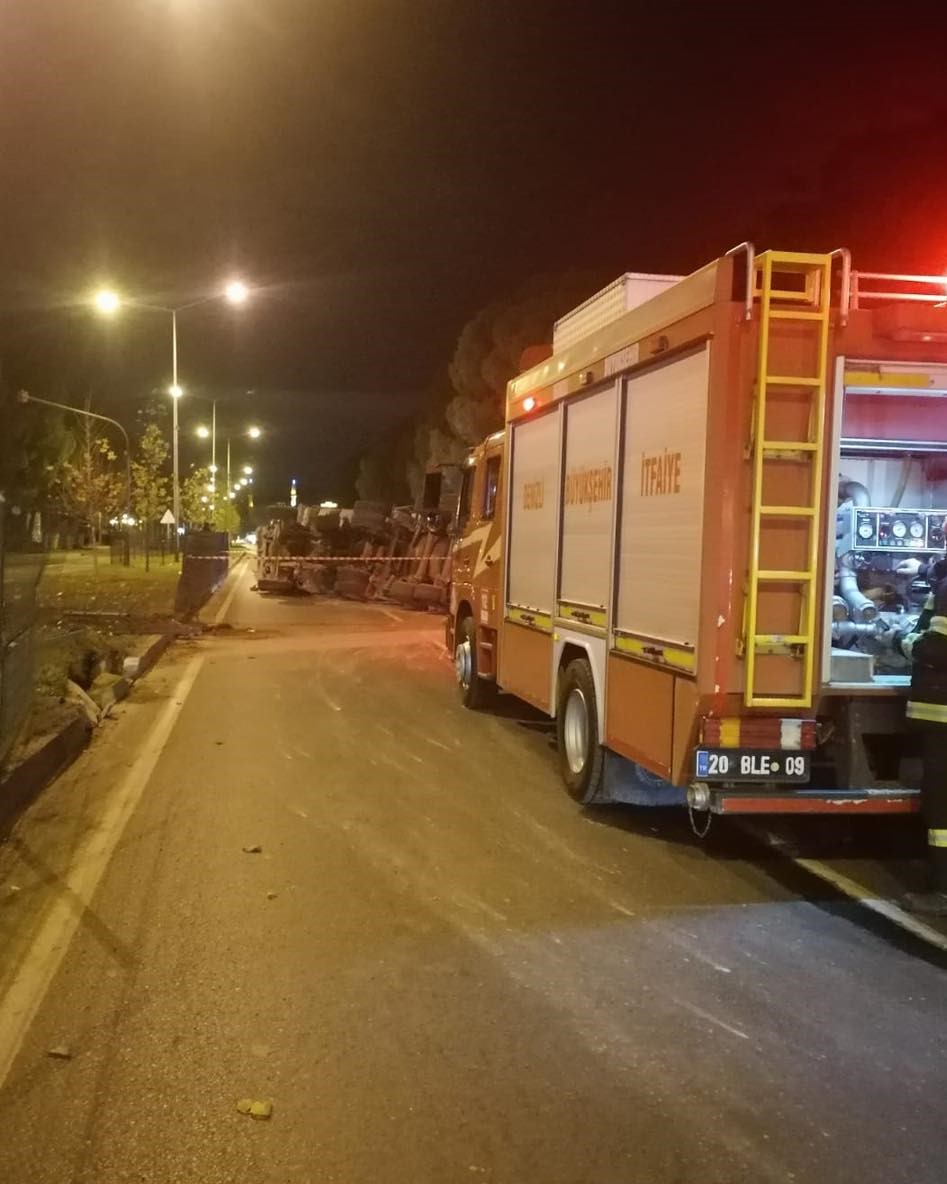 Tır ile otomobilin çarpıştığı kazada tır yan yattı; 2 yaralı
