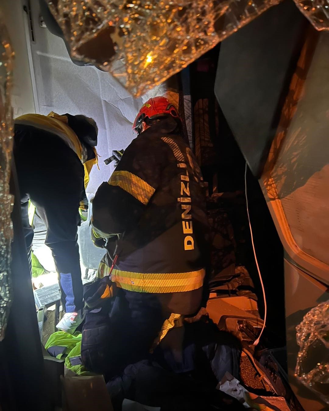 Tır ile otomobilin çarpıştığı kazada tır yan yattı; 2 yaralı
