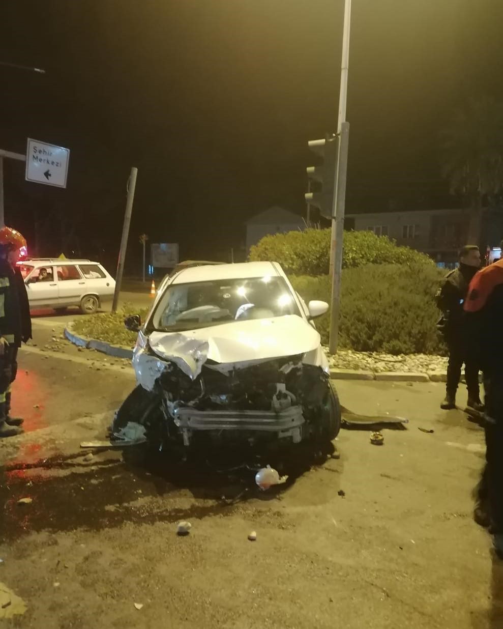 Tır ile otomobilin çarpıştığı kazada tır yan yattı; 2 yaralı
