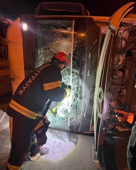 Tır ile otomobilin çarpıştığı kazada tır yan yattı; 2 yaralı
