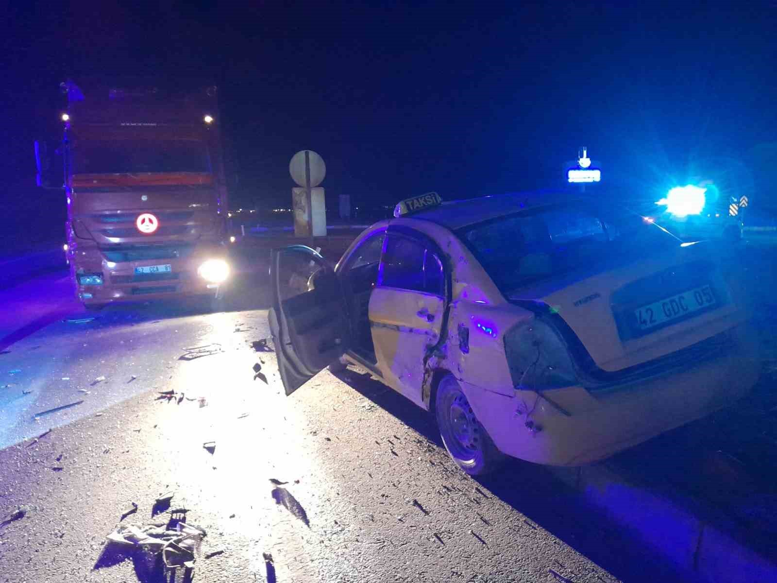 Tır ile ticari taksi çarpıştı: 1 yaralı
