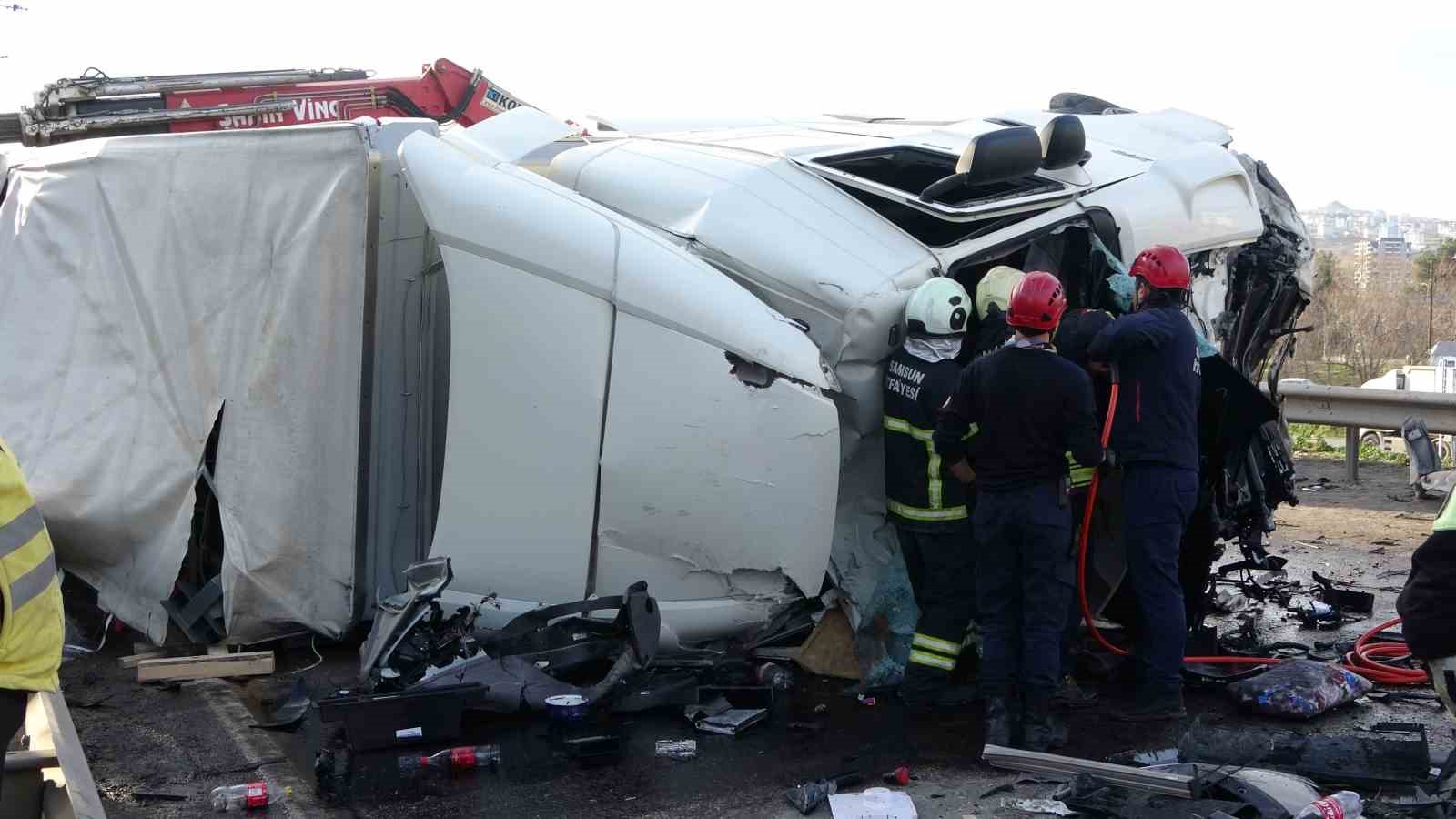 Tır karşı şeride geçip araçlara daldı: 1 ölü, 3 yaralı
