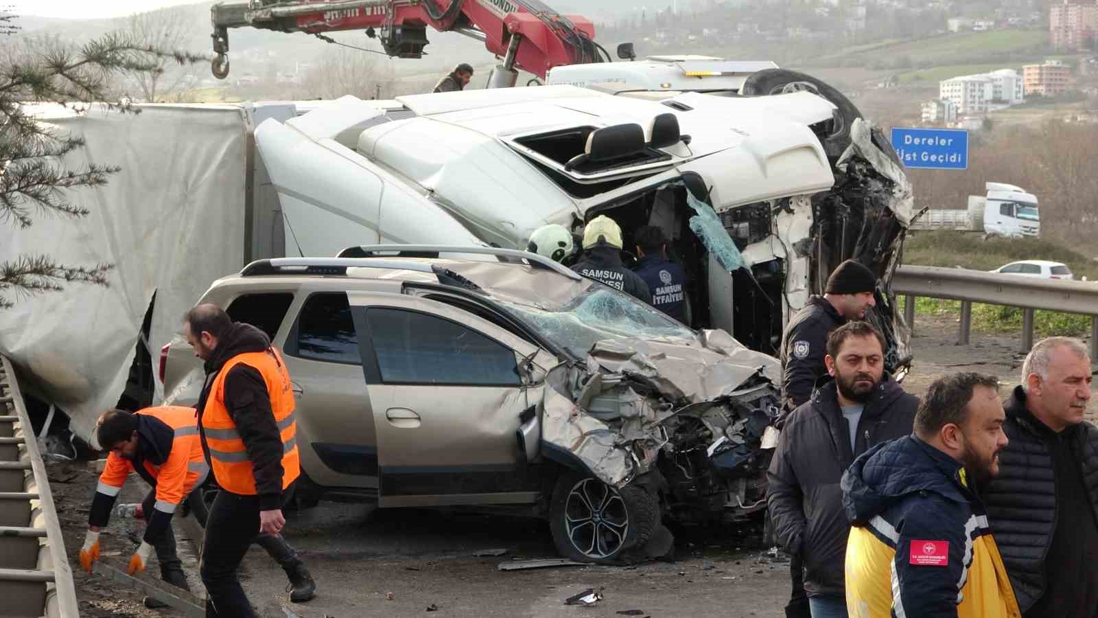 Tır karşı şeride geçip araçlara daldı: 1 ölü, 3 yaralı
