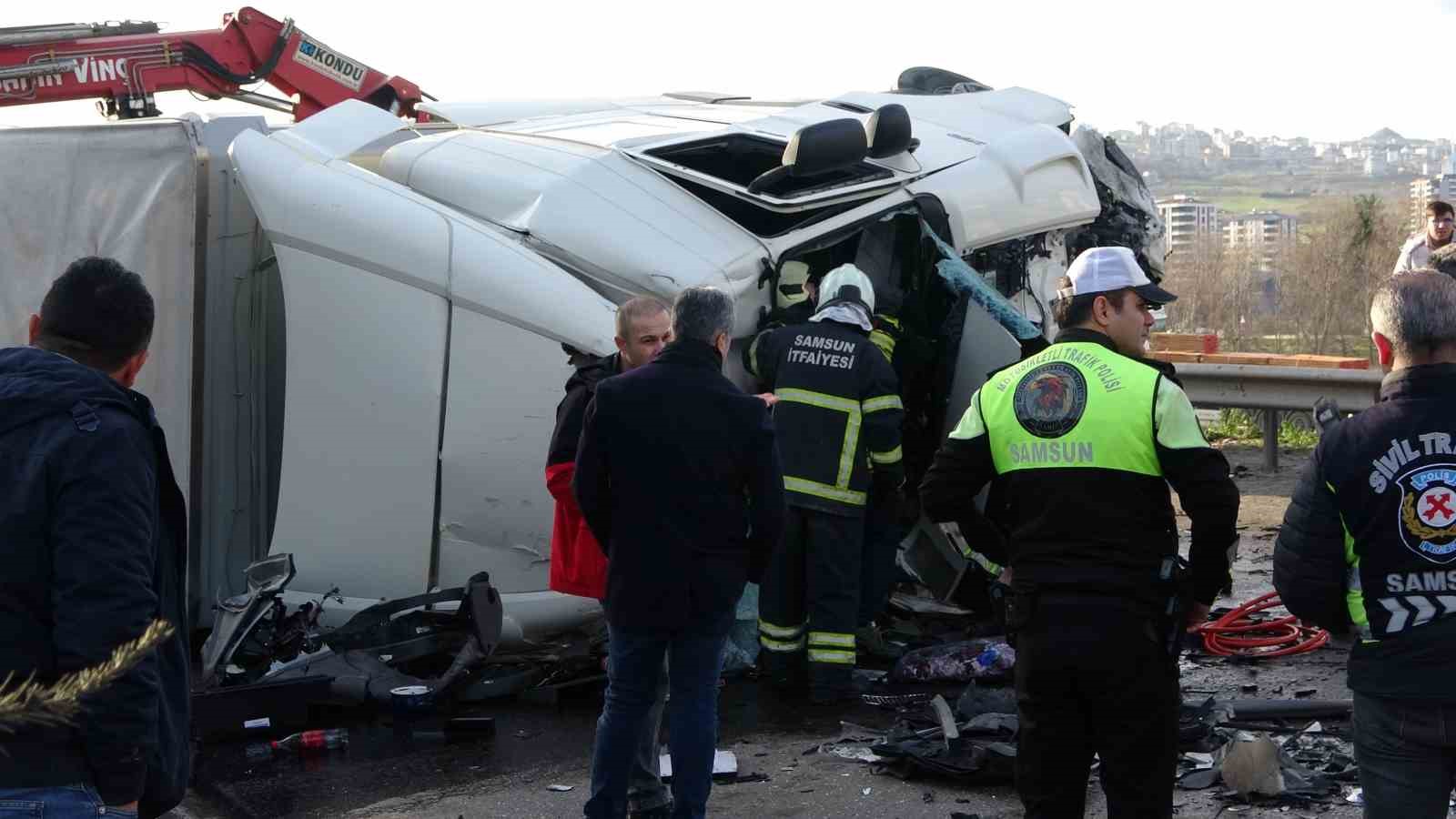 Tır karşı şeride geçip araçlara daldı: 1 ölü, 3 yaralı
