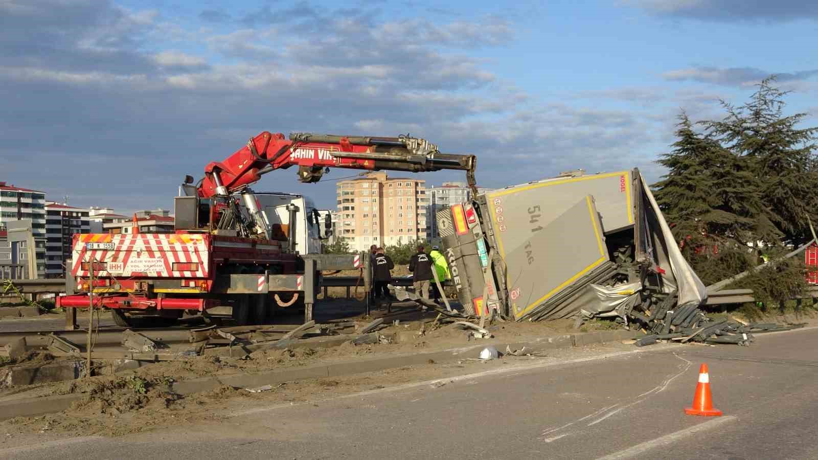 Tır karşı şeride geçip araçlara daldı: 1 ölü, 3 yaralı
