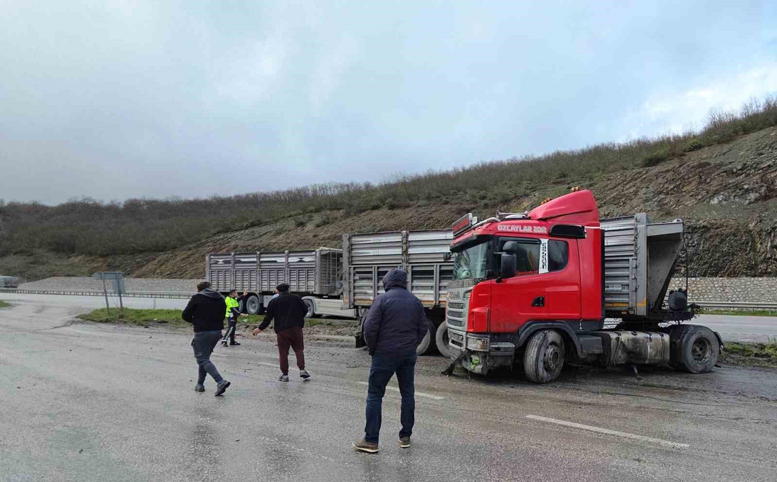 Tır makasladı: Sürücü yaralandı
