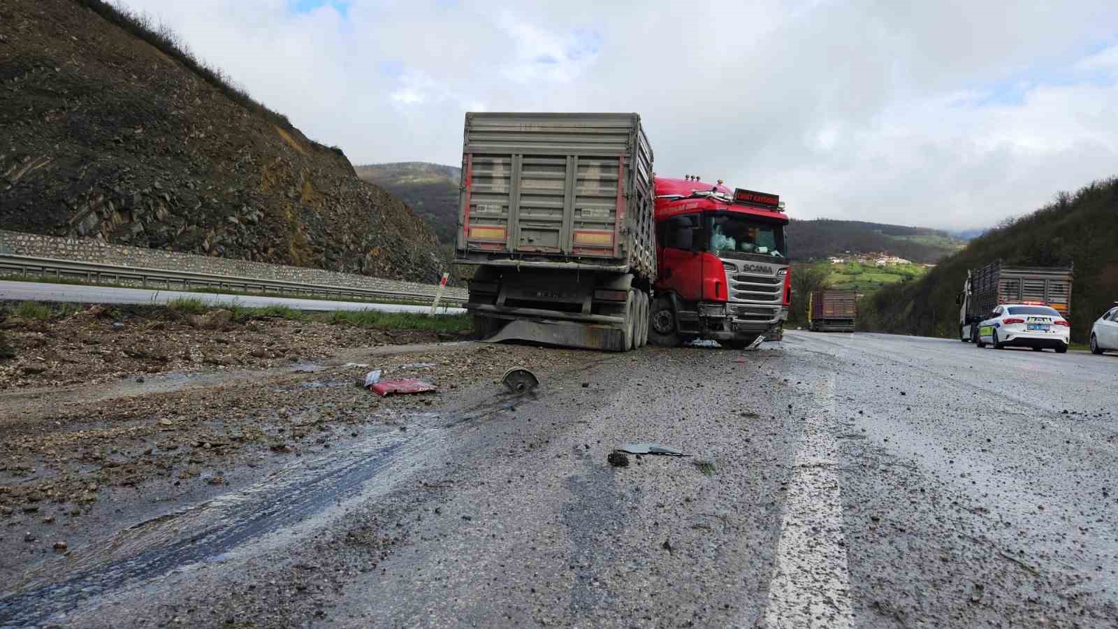 Tır makasladı: Sürücü yaralandı
