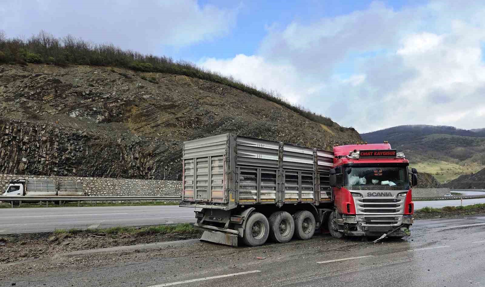 Tır makasladı: Sürücü yaralandı
