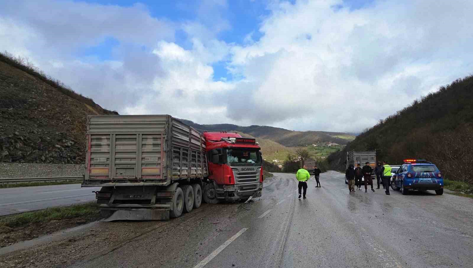 Tır makasladı: Sürücü yaralandı
