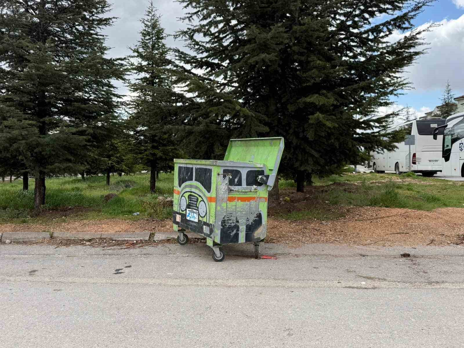 Tır motifli çöp kutusu dikkat çekiyor
