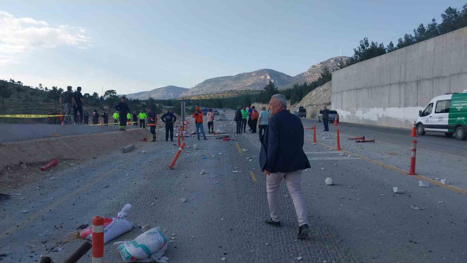 Tır rampaya çarptı, fırlayan mermerler minibüsü parçaladı: 1 ölü, 3 yaralı
