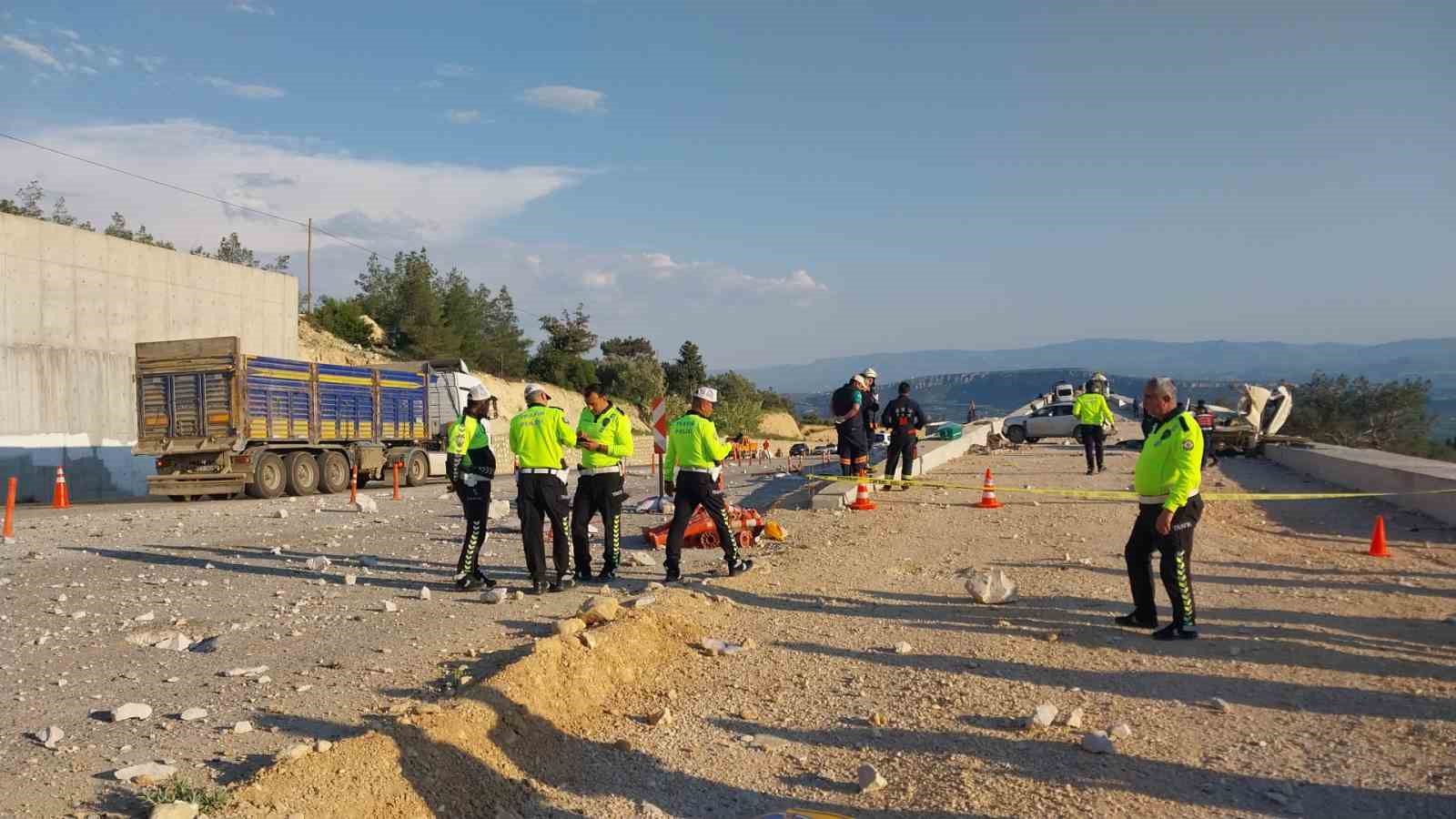 Tır rampaya çarptı, fırlayan mermerler minibüsü parçaladı: 1 ölü, 3 yaralı
