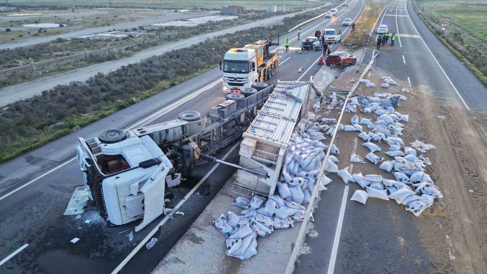 Tır refüje devrildi, yardım etmek için duran araca başka araç çarptı: 6 yaralı
