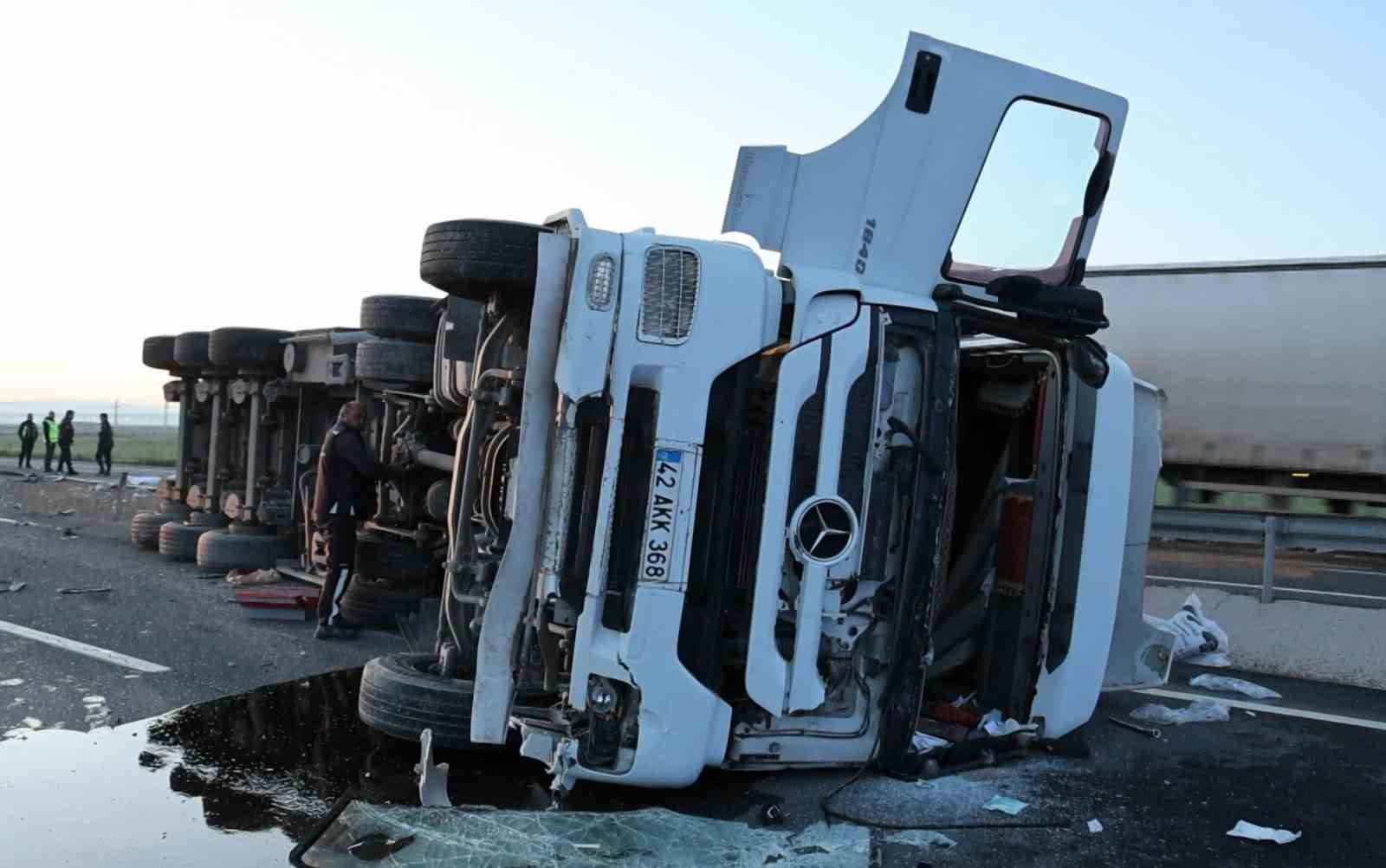 Tır refüje devrildi, yardım etmek için duran araca başka araç çarptı: 6 yaralı
