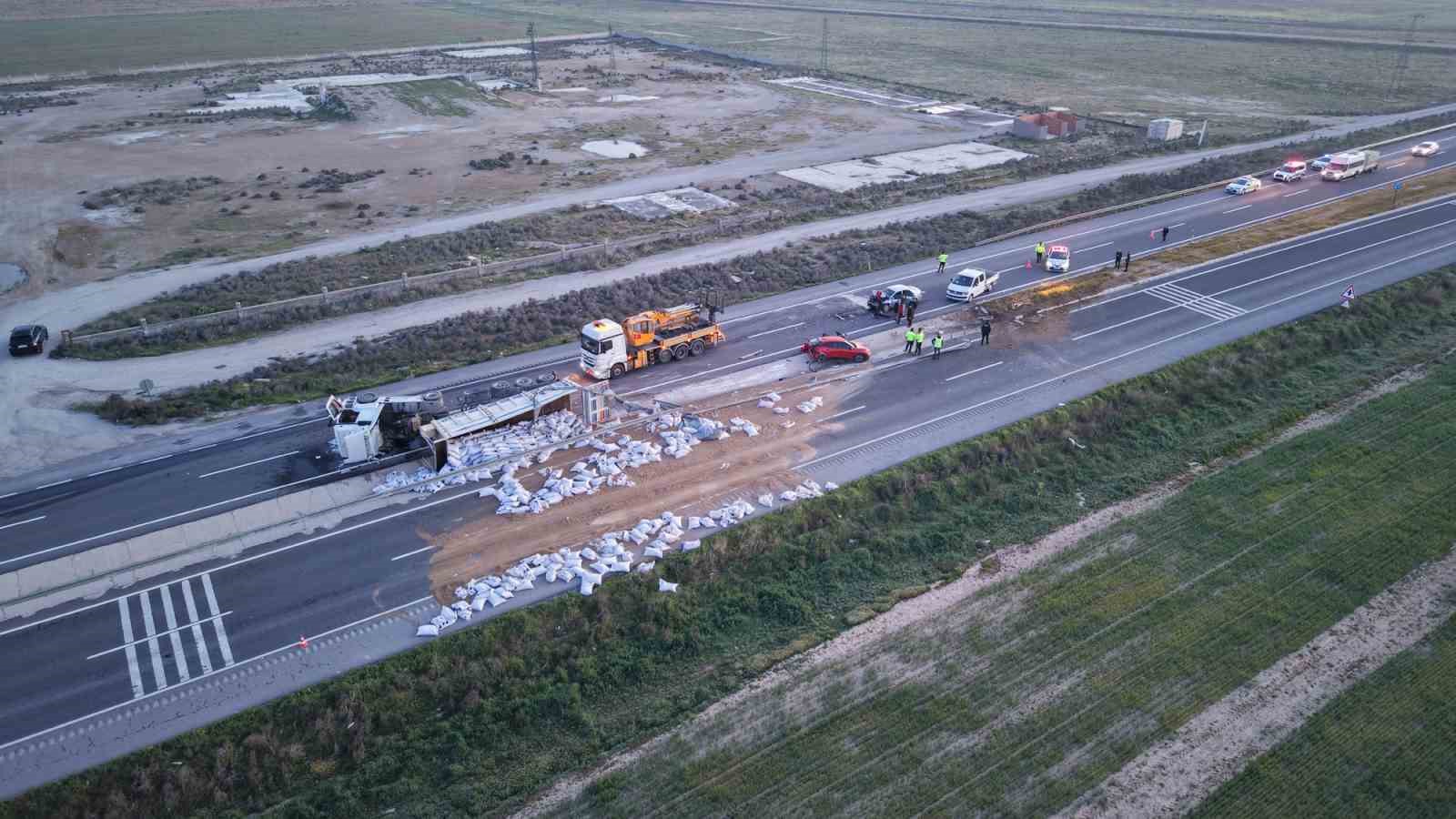 Tır refüje devrildi, yardım etmek için duran araca başka araç çarptı: 6 yaralı
