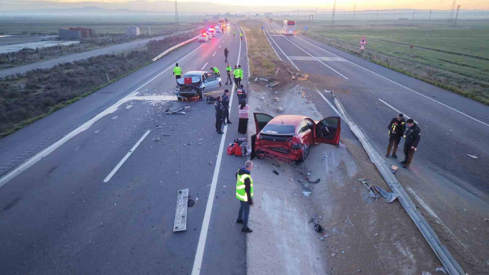 Tır refüje devrildi, yardım etmek için duran araca başka araç çarptı: 6 yaralı
