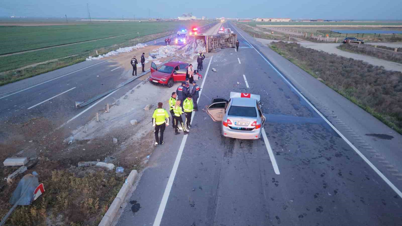 Tır refüje devrildi, yardım etmek için duran araca başka araç çarptı: 6 yaralı
