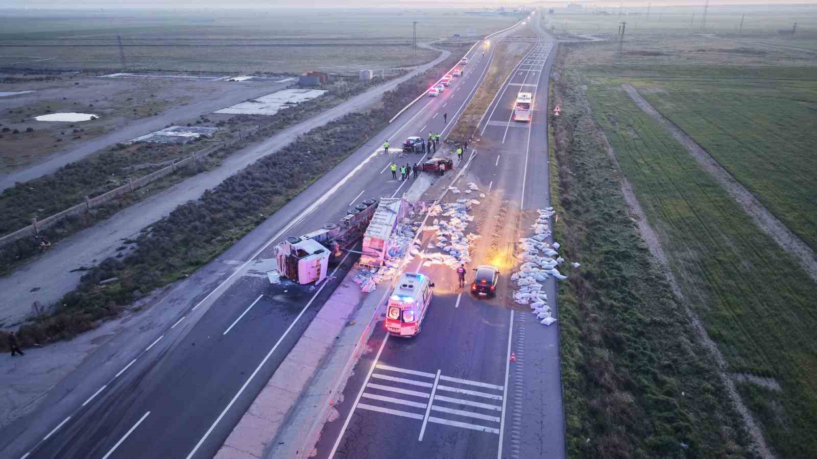 Tır refüje devrildi, yardım etmek için duran araca başka araç çarptı: 6 yaralı
